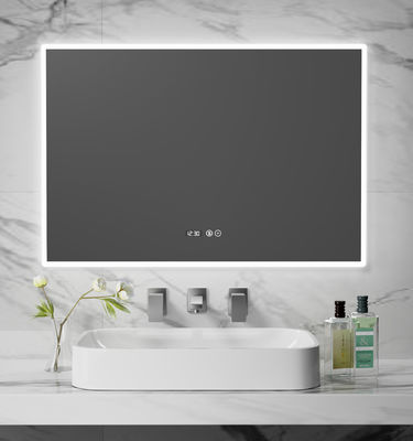 Espejo de baño LED inteligente con función anti niebla, pantalla de tiempo y temperatura, atenuación sin pasos, diseño a prueba de agua, control de doble toque, temperatura de color de 3000K ~ 6000K, dimensiones y función personalizables
